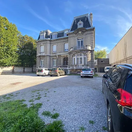 Le Manoir Des Reves: Serene Comfort Near Clinique D'europe Apartment *